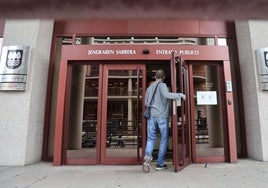 Un hombre entra en la sede central de la Hacienda de Gipuzkoa.