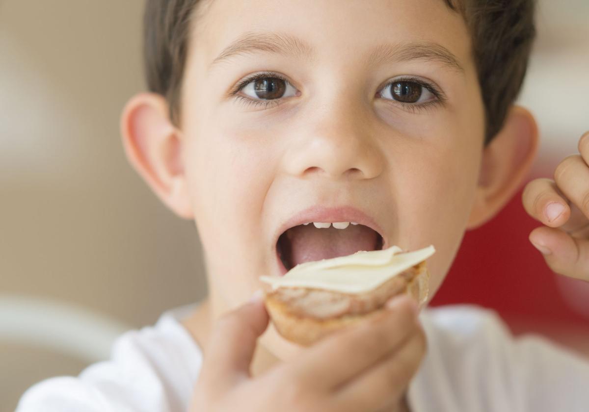 Los malos hábitos de alimentación de los niños vascos: casi todos consumen comida rápida cada semana y el 60% almuerza con pantallas