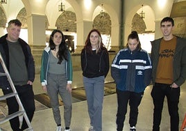 Las tres artistas con los concejales Arriaran y Arratibel.