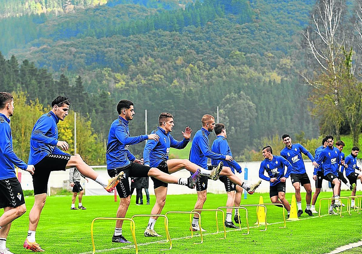 La plantilla del Eibar se ejercita en Atxabalpe.