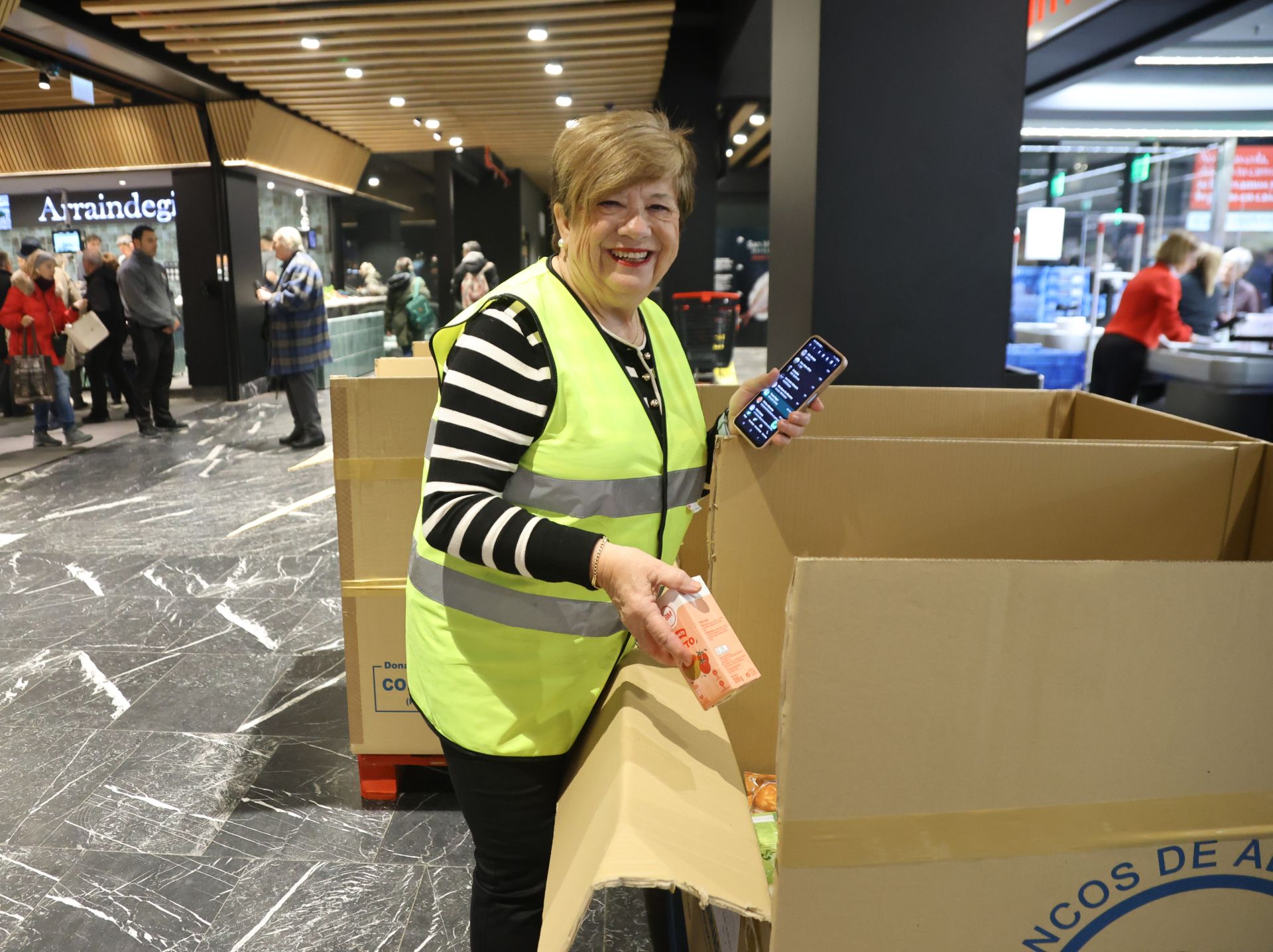 La solidaridad de los donostiarras se deja ver en los supermercados