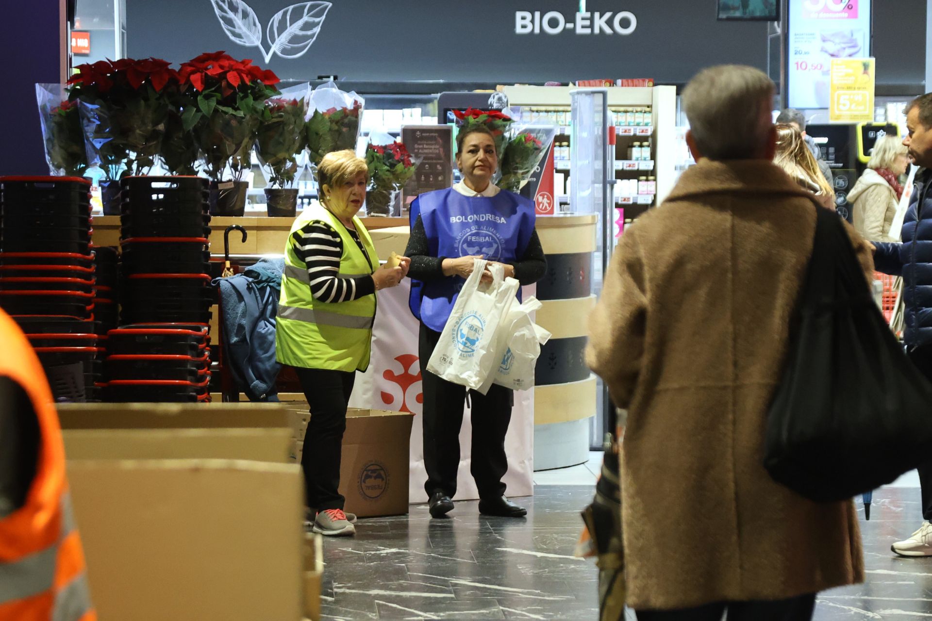 La solidaridad de los donostiarras se deja ver en los supermercados