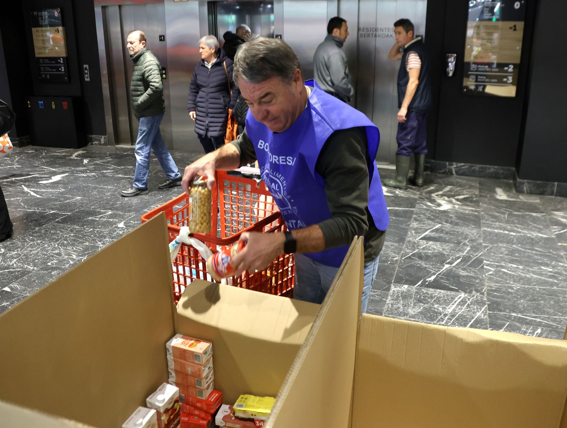 La solidaridad de los donostiarras se deja ver en los supermercados