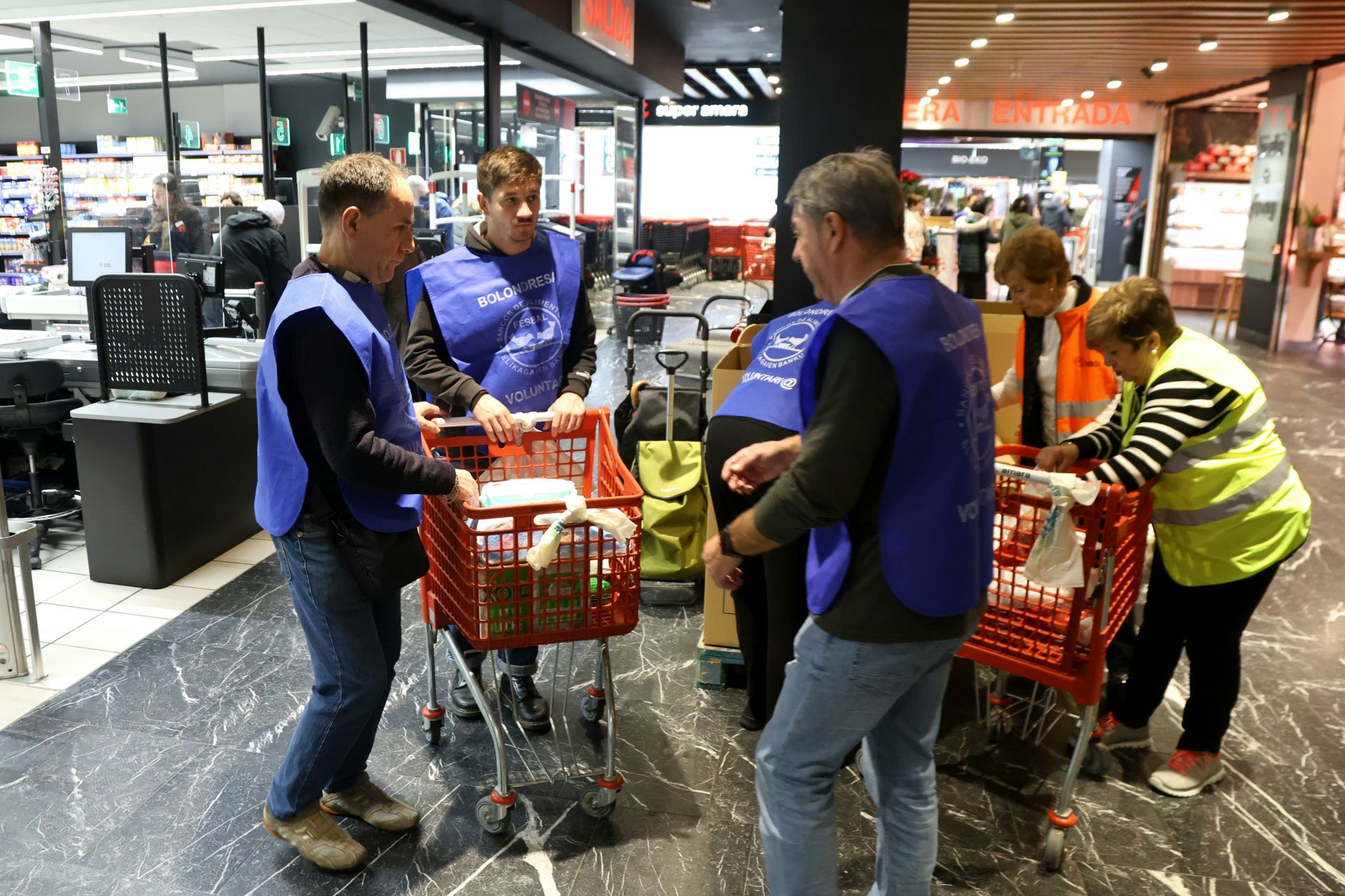 La solidaridad de los donostiarras se deja ver en los supermercados