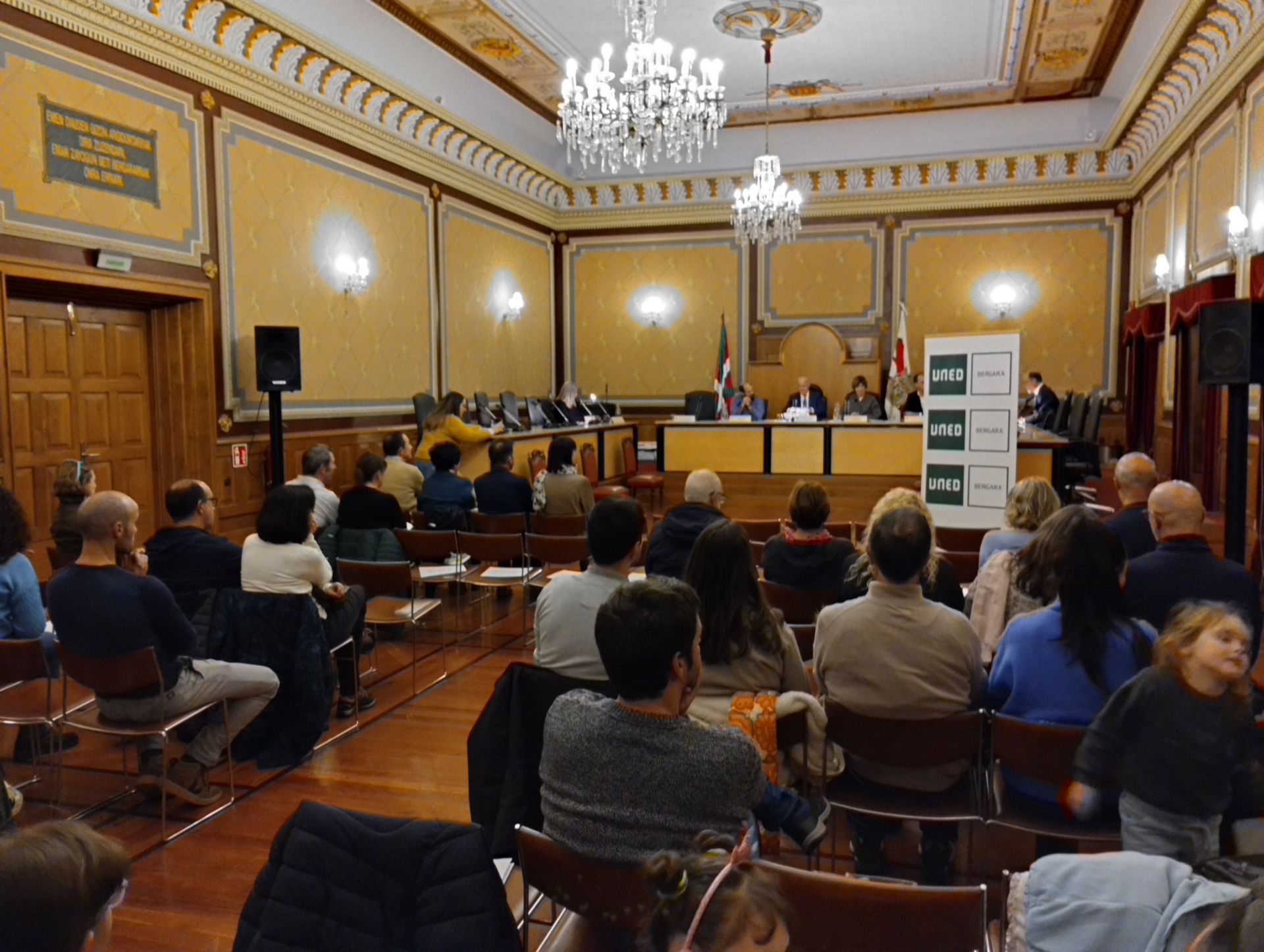 Acto oficial de apertura llevado a cabo en el salón del plenos del Ayuntamiento de Bergara.