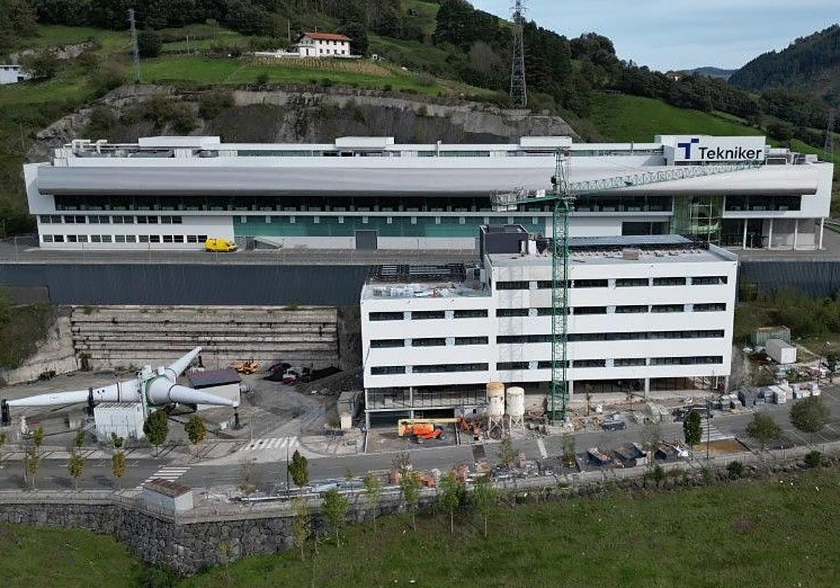 El edificio ubicado en el polígono Erisono de Eibar dispone de una superficie total de 9.625 metros cuadrado.