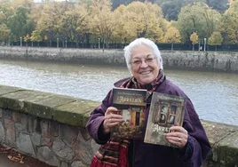 Toti Martínez de Lezea, con los ejemplares en castellano y euskera de su último libro.