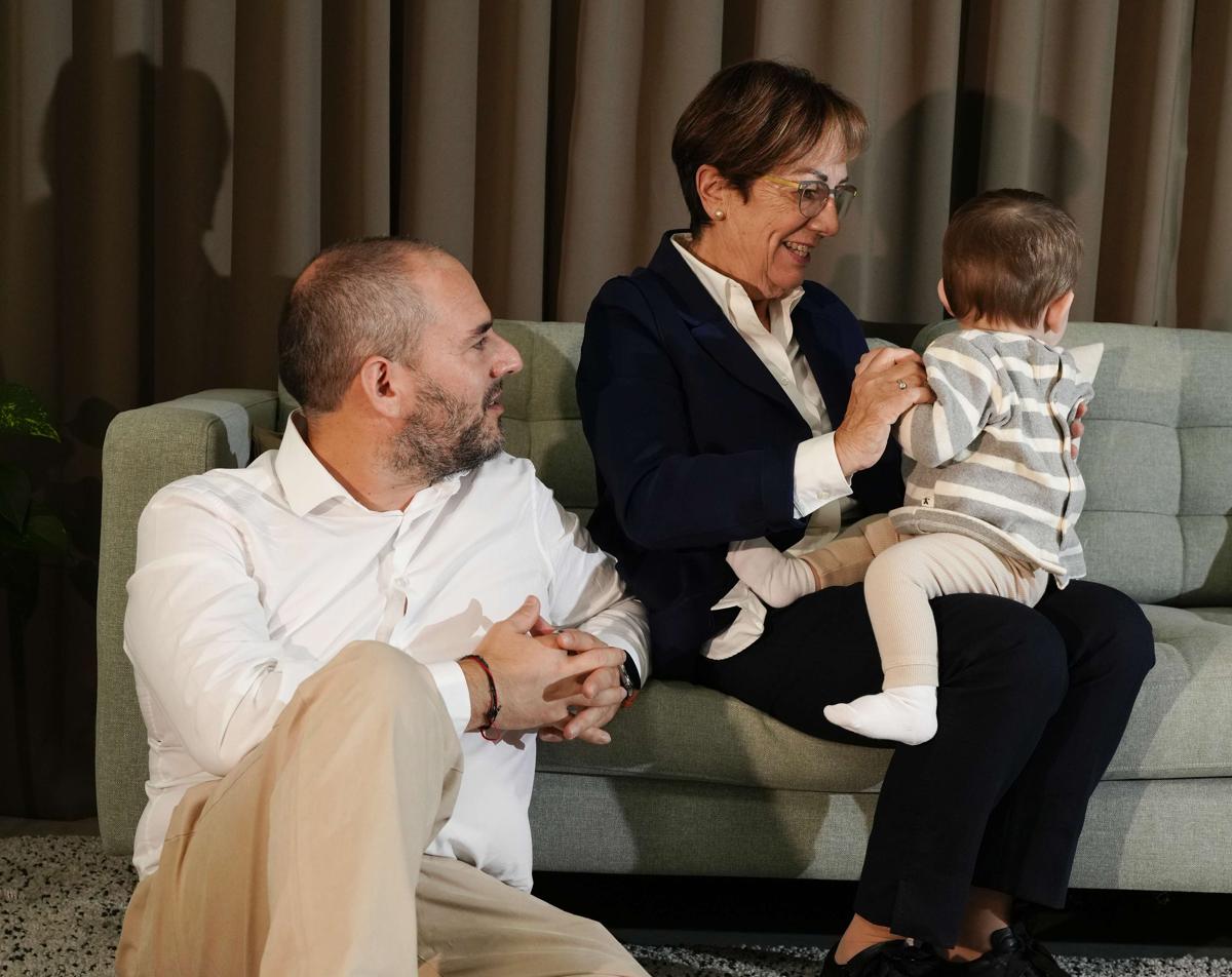 Jon Oleaga contempla el cariño que derrocha su ama, Amaia Guridi, mientras juega con el pequeño Santi durante el reportaje fotográfico en la sede de Vocento en Madrid.