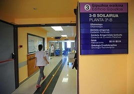 Una trabajadora del Hospital Donostia camina por el pasillo.