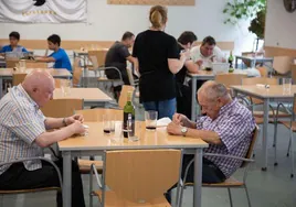 Varios clientes comen de menú del día en San Sebastián, en una imagen de archivo.