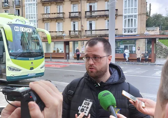 Alex Mozas atiende a los medios de comunicación antes del viaje a Granollers.