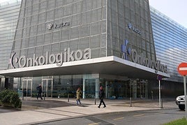 El edificio de Onkologikoa mantendrá el anagrama de Kutxa en su entrada principal una vez que sea cedido a Osakidetza, en virtud del acuerdo entre ambas instituciones.
