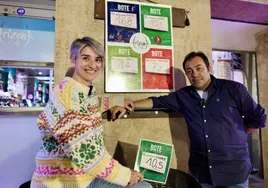 Beatriz Sáenz y Gustavo Villaescuena, a las puertas del bar Arizona que regentan en Villamediana de Iregua (La Rioja) que ha sellado un boleto ganador de diez millones de euros en La Primitiva.