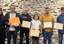 Ganadores y organizadores en la entrega de premios celebrada en el Portalón.