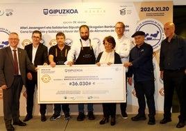 José Ignacio Asensio, diputado foral de Sostenibilidad; Joxe Mari Aizega, director del BCC; Belén Méndez de Vigo, presidenta del Banco de Alimentos y los cocineros Gorka Arzelus (Agorregi), Xabier Gorrotxategi (Casa Julián), Igor Arregui (Kaia), Roberto Ruiz (Hika) e Aitor Arregui (Elkano).