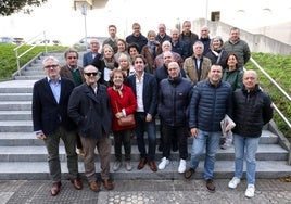 Amaia Guridi, viuda de Santi, y Jon, su hijo, arropados por los compañeros del periódico que acudieron al homenaje en su memoria.