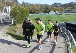 Imanol charla con Brais antes del entrenamiento en el 'z2' de Zubieta