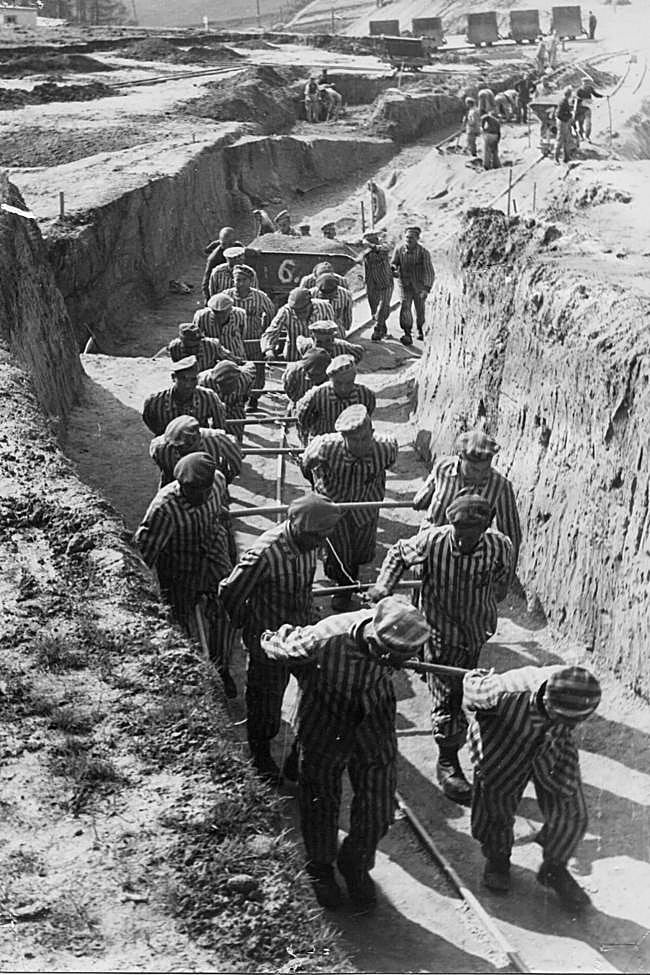 Prisioneros trabajando en la cantera de Gusen.
