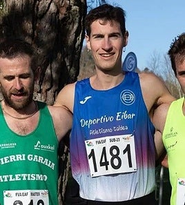 Julen Terán revalida su título de ganador de la Carrera Popular Asier Cuevas