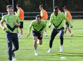 Aihen, Oyarzabal y Sadiq, sonrientes durante el entrenamiento de este sábado en Zubieta