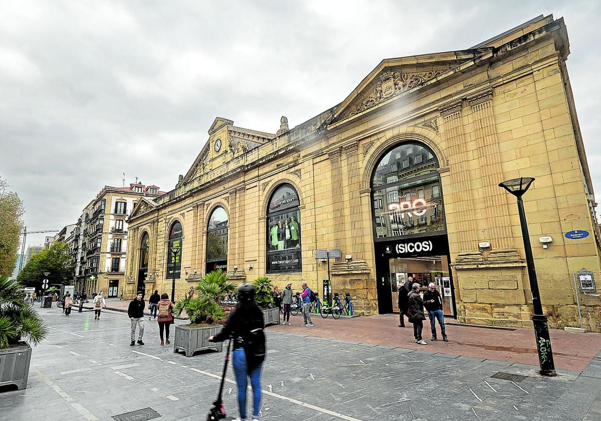 La fachada de la Bretxa al Boulevard cumple 125 años. El mercado funcionaba desde 29 años antes.