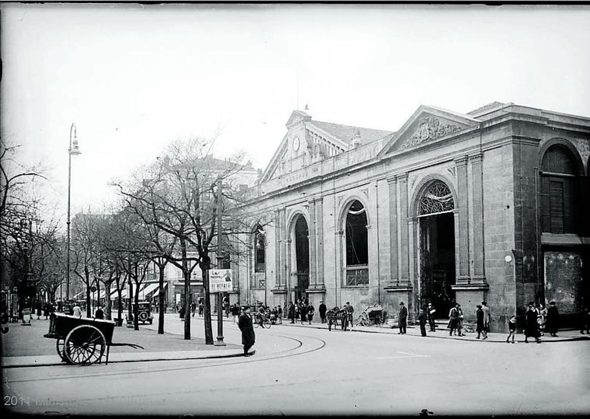 Imagen secundaria 1 - El mercado de la Bretxa, entre 1870 y 1899, era abierto y sin cubierta. Debajo, aspecto de la entrada por el Boulevard a principios y finales del siglo XX. 