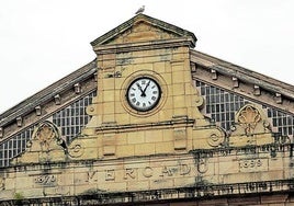 Detalle de la parte superior de la fachada del mercado, donde aparecen las fechas de la construcción del edificio (1870 y 1899).