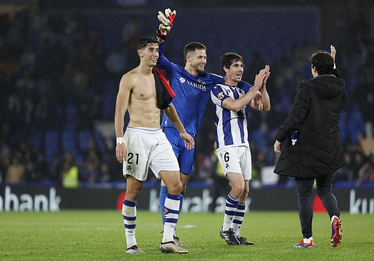 Aguerd, Remiro y Elustondo celebran una victoria en Anoeta.