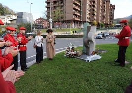 El homenaje se ha celebrado en la rotonda de Beasain donde se produjo el atentado.