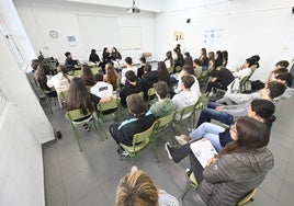 Unos alumnos atiende la charla de una de sus compañeras.