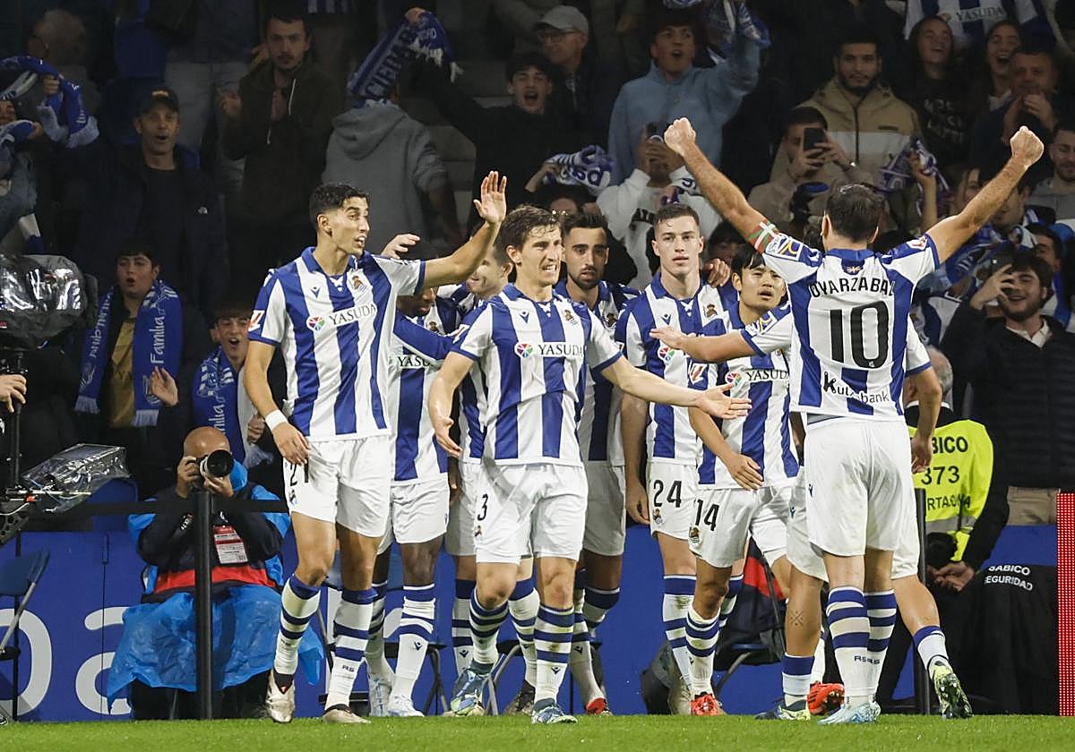 La plantilla de la Real Sociedad celebra un gol en Anoeta.