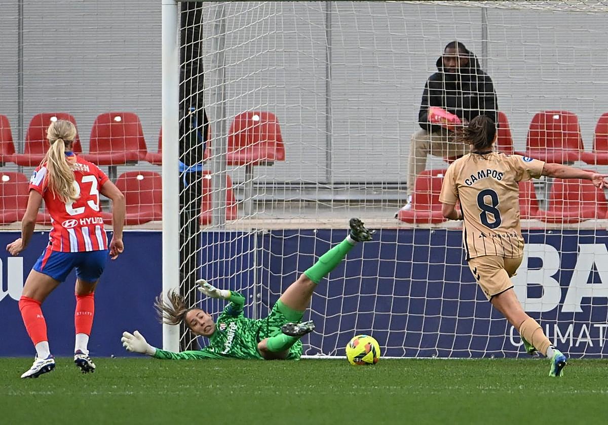 Ane Campos se dispone a rematar un balón suelto en el área pequeña para batir por bajo a Lola Gallardo.