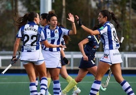 Las jugadores de la Real celebran uno de los tantos anotados este domingo.