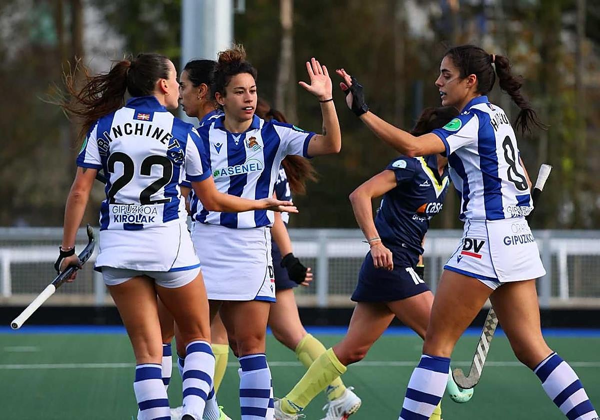 Las jugadores de la Real celebran uno de los tantos anotados este domingo.