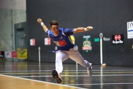 Peio Etxeberria se desplaza al ancho para devolver la pelota.