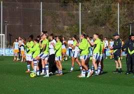 Las chicas de Real Sociedad y Real Madrid, agradecen al público su presencia una vez se ha suspendido el duelo que iban a disputar en Zubieta.