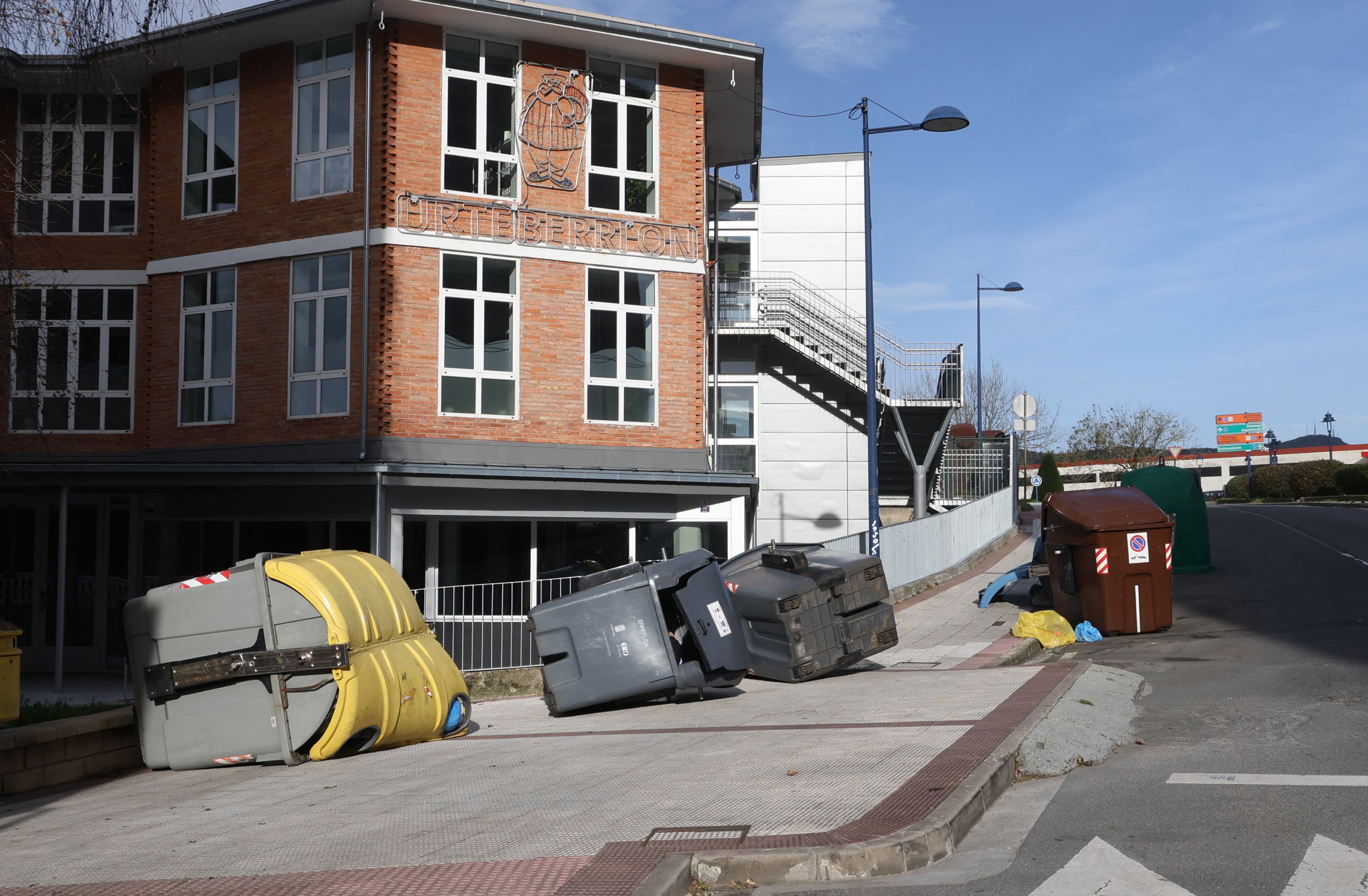 Contenedores tirados en el suelo por el viento en el barrio de Beraun de Errenteria.