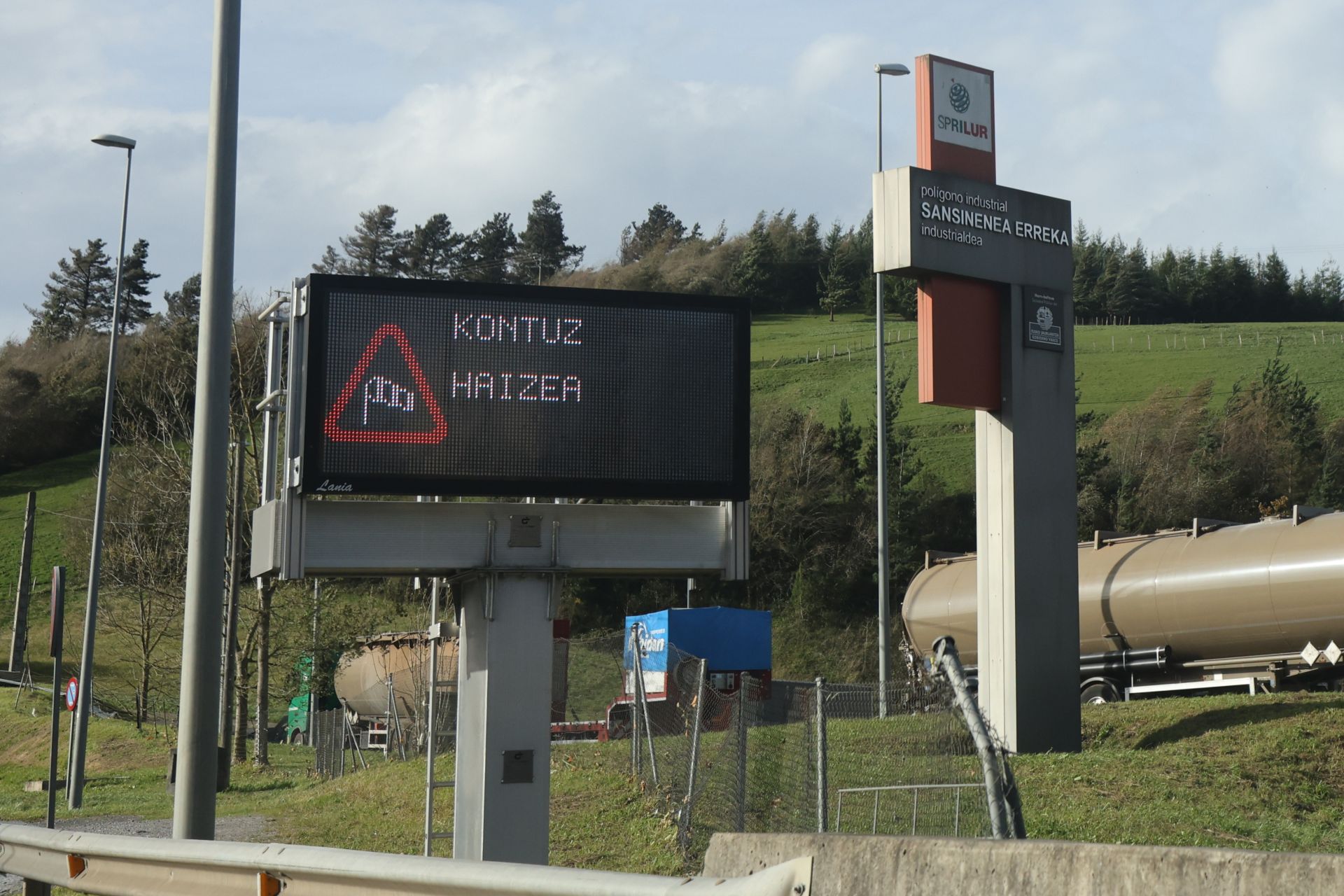 Aviso por viento en la carretera en Zestoa.