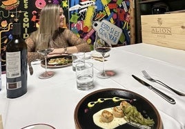 Paula Grimón, esposa de Tavares, con los platos que han degustado en su visita.