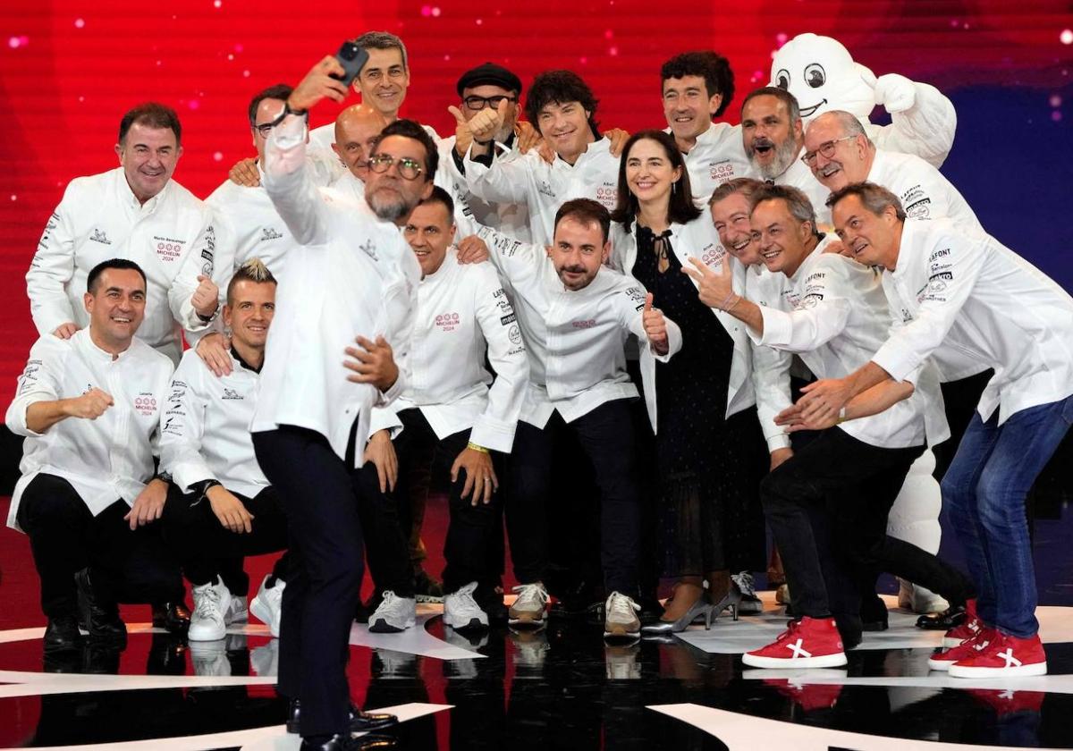 Los cocineros de los 15 restaurantes españoles con tres estrellas, en la gala de Barcelona el año pasado.