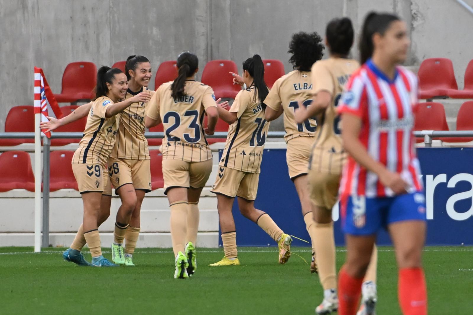 Las jugadoras del Eibar celebran su gol contra el Atlético de Madrid.