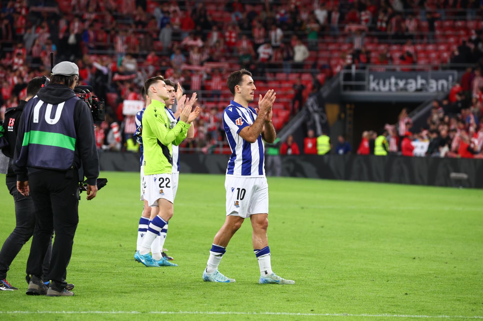 Oyarzabal aplaude al público realista tras el derbi