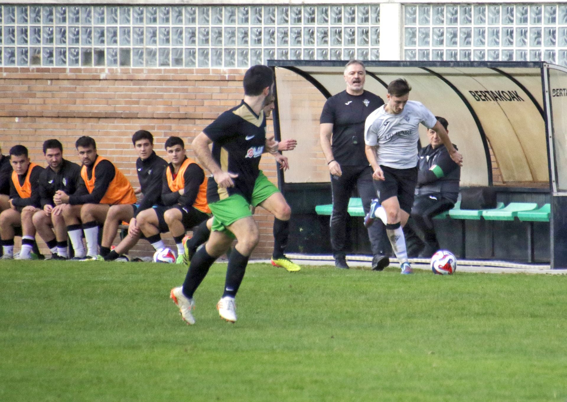Perea busca profundizar bajo la mirada de Joseba Roteta y del banquillo local