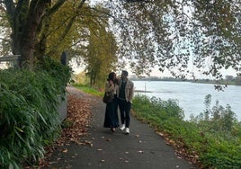 Nagore Aranburu y Xabi Alonso, paseando por un parque.