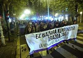 Cabeza de la manifestación de este lunes por las calles de San Sebastián.