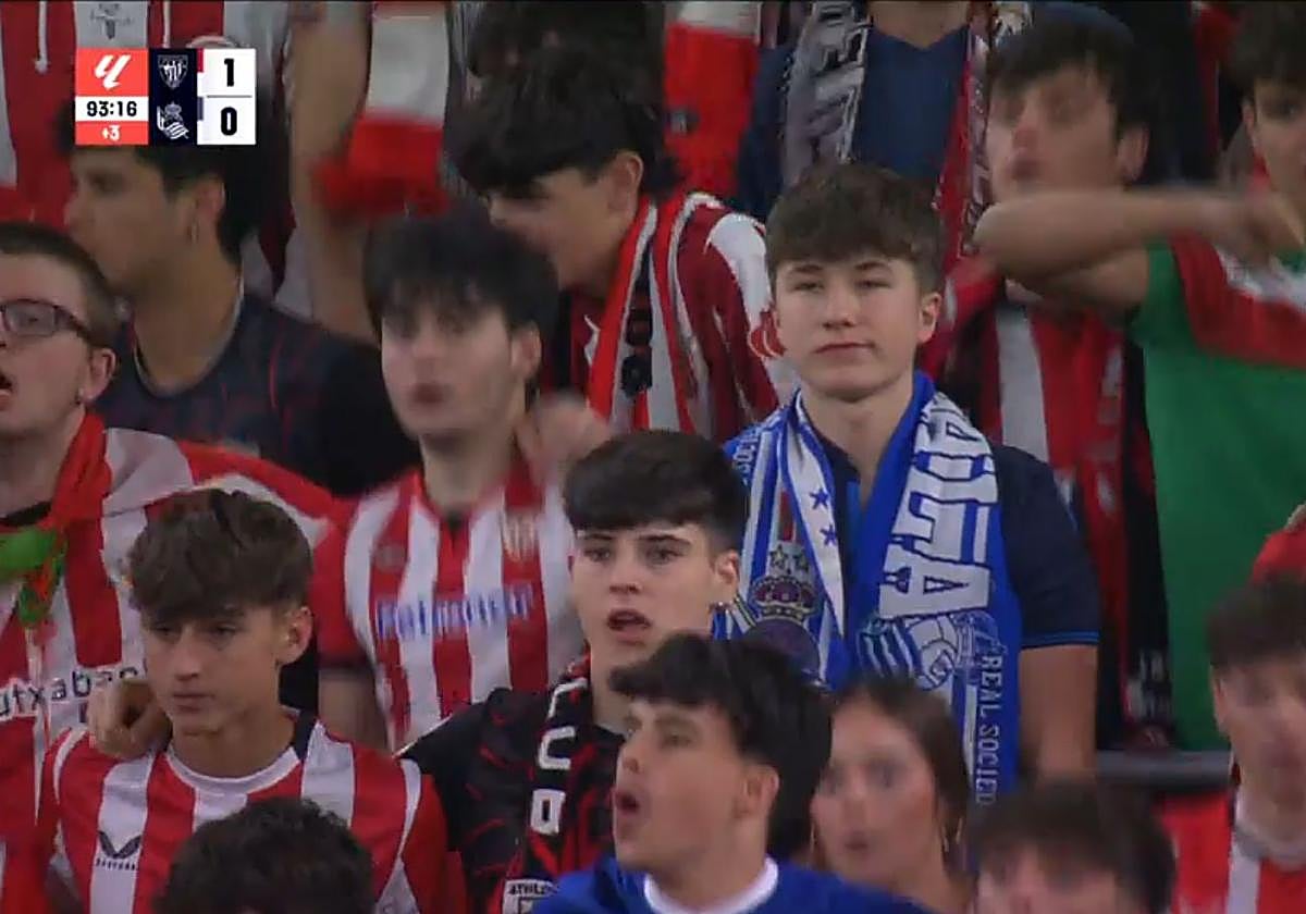 La imagen del aficinado de la Real Sociedad en plena celebración bilbaína.