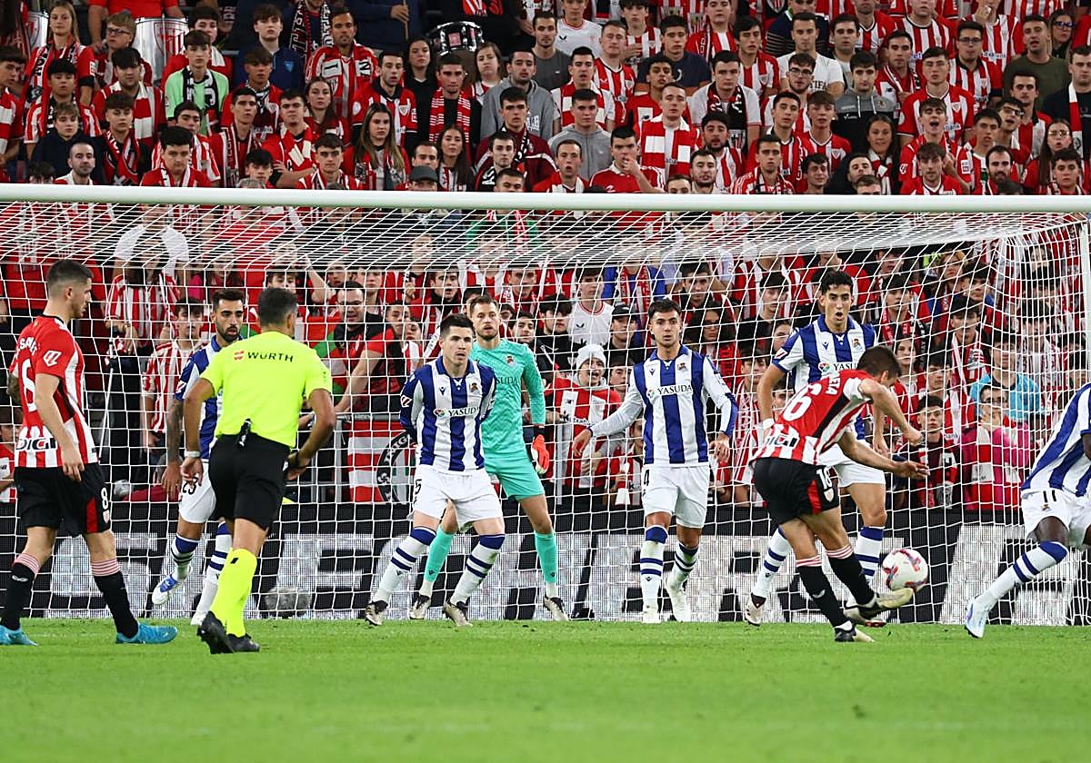 Ruiz de Galarreta dispara a puerta ante la oposición de varios jugadores de la Real Sociedad.
