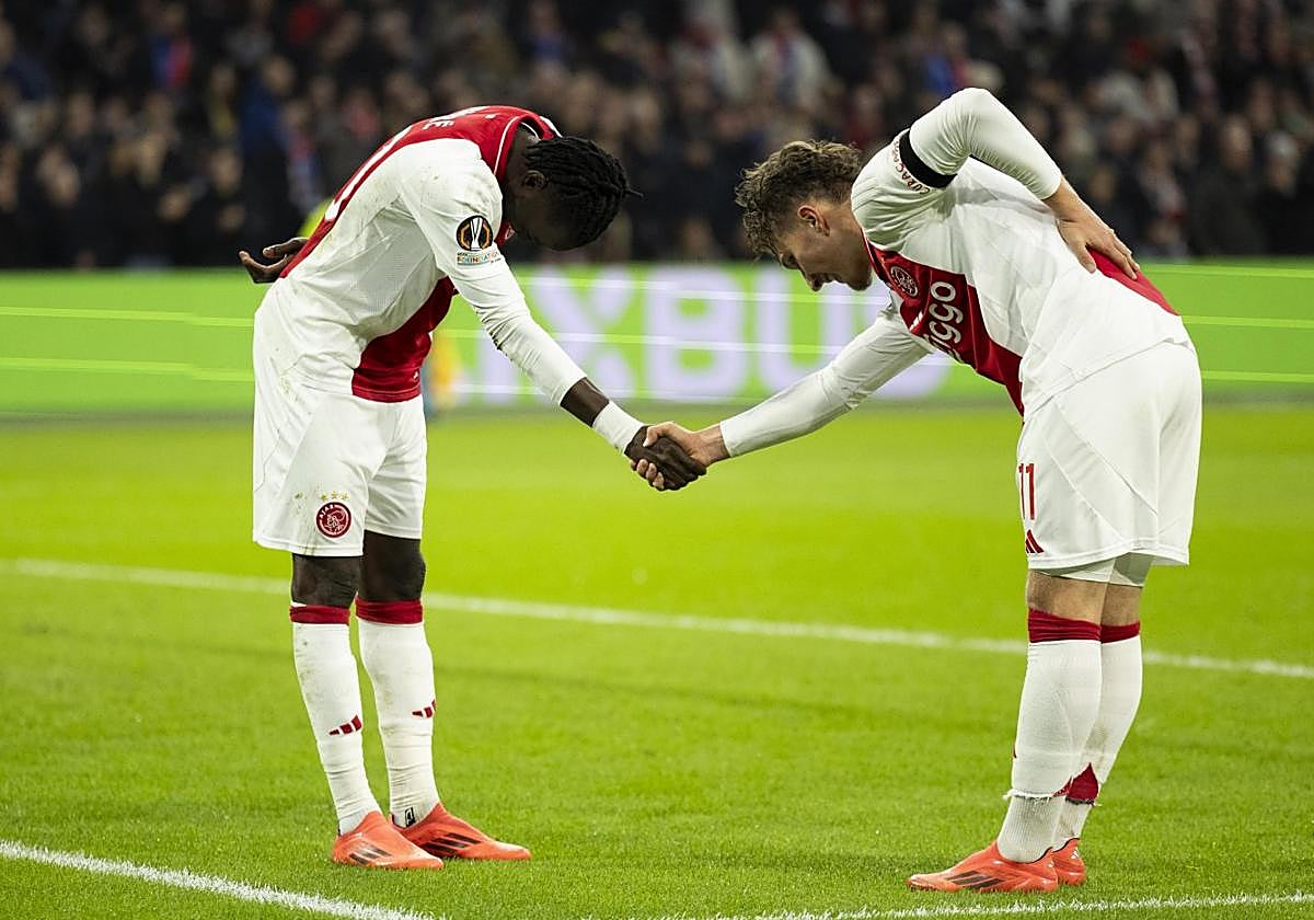 Traoré y Godts se dan la mano para celebrar un gol en el partido ante el Maccabi Tel Aviv de Europa League.