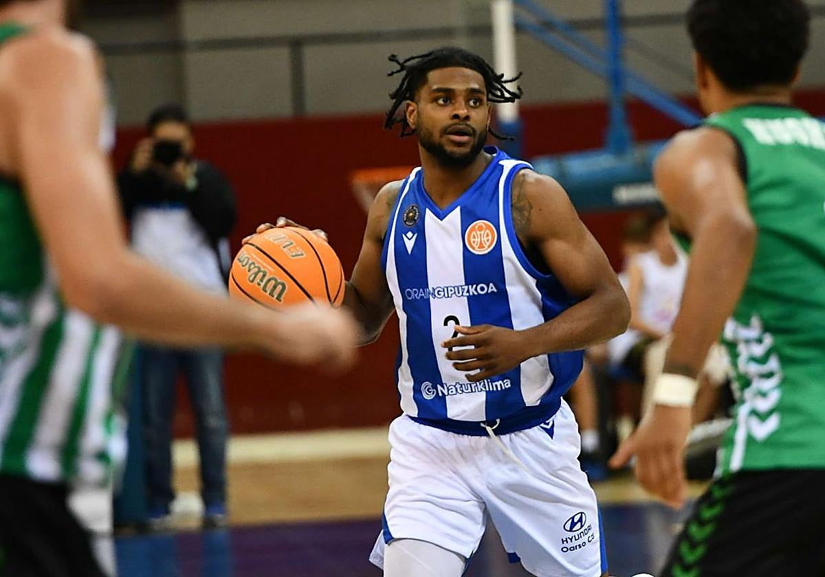 Xavier Johnson, en el partido del Gipuzkoa Basket contra el Real Betis en el Amenabar Arena.