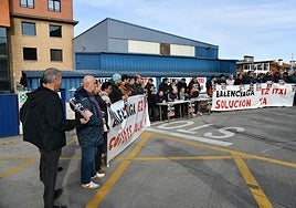 Los trabajadores de Balenciaga han comparecido este miércoles en la entrada principal del astillero en Zumaia.